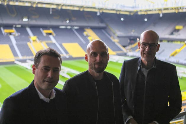 Dortmund, Deutschland: 25. März 2026 - Pressekonferenz - Vorstellung des neuen BVB Sportdirektors Ole Book Im Bild: v.li. Geschäftsführer Lars Ricken (BVB), der neue BVB Sportdirektor Ole Book (BVB) und Geschäftsführer Carsten Cramer (BVB) vor Stadionkulisse DFB regulations prohibit any use of photographs as image sequences and or quasi-photo