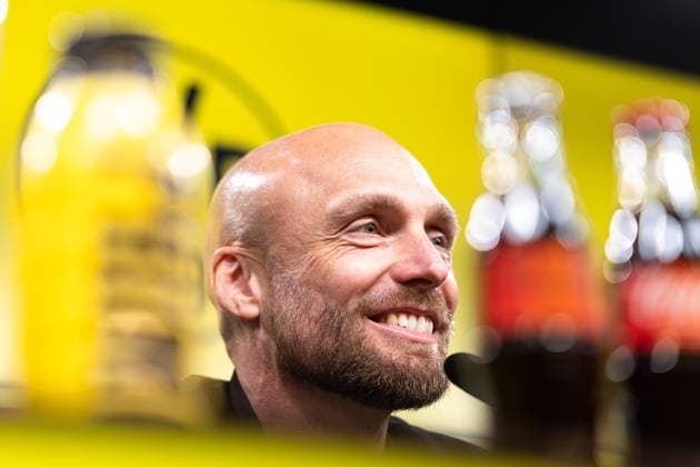 25.03.2026, Fussball, Pressekonferenz, Vorstellung des neuen Sportdirektors Ole Book (Borussia Dortmund). Sportdirektor Ole Book (Borussia Dortmund) lacht und spricht mit den Journalisten. Dortmund Signal Iduna Park NRW Deutschland xRHR-FOTO DEx