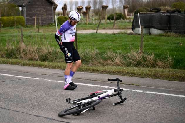 Sport Bilder des Tages Tour of Bruges 2026 Cycling Race BRUGGE, BELGIUM - MARCH 25 : crash of Cavia Daniel (ESP) of Burgos Burpellet BH during the 50th edition of Tour of Bruges an UCI World Tour 1.UWT one day cycling road race for Men Elite of 202.9 km with start in Brugge and finish in Brugge on March 25, 2026 in Brugge, Belgium, 25 03 2026 ( Motordriver Kenny Verfaillie - Brugge Belgium  Copyright: xTomasxSiskx