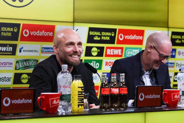 Dortmund, Deutschland: 25. März 2026 - Pressekonferenz - Vorstellung des neuen BVB Sportdirektors Ole Book Im Bild: Der neue BVB Sportdirektor Ole Book (BVB) und Geschäftsführer Carsten Cramer (BVB) lachend bei der Pressekonferenz zur Vorstellung des neuen Sportdirektors DFB regulations prohibit any use of photographs as image sequences and or quasi-photo