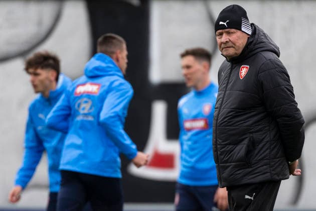 Media program ahead of the Czech Republic vs. Ireland match, the semifinal of the European qualifying playoffs for the FIFA World Cup, WM, Weltmeisterschaft, Fussball Prague, March 25, 2026. Coach Miroslav Koubek (right) at the Czech Republic training. (CTKxPhoto MichalxKamaryt) CTKPhotoP2026032506362  CTKPhotoP2026032506362
