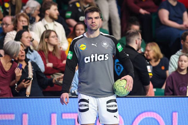 22.03.2026, Handball, Länderspiel Herren, Deutschland - Ägypten, ÖVB-Arena Bremen: Renars Uscins (Germany 23) mit Ball beim Aufwärmen xKamilxWilkowskixPressefotoKochx Bremen Deutschland *** 22 03 2026, Handball, international match men, Germany Egypt, ÖVB Arena Bremen Renars Uscins Germany 23 with ball during warm-up xKamilxWilkowskixPressPhotoKochx Bremen Germany