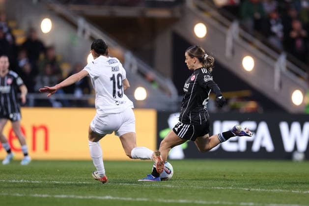 FRANKFURT AM MAIN, DEUTSCHLAND 25.03.2026 Halbfinal-Hinspiel im UEFA Women™s Europa Cup zwischen Eintracht Frankfurt Frauen und BK Haecken FF im Stadion am Brentanobad in Frankfurt am Main v.l., Nesrin Akguen (BK Haecken FF), Ereleta Memeti (Eintracht Frankfurt) in aktion, in action, Copyright: JoaquimxFerreira