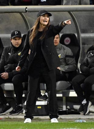 25.03.2026, xjhx, Fussball UEFA Women s Europa Cup, Eintracht Frankfurt - BK Häcken v.l. Trainerin Elena Sadiku (BK Häcken) gibt Anweisungen (DFL DFB REGULATIONS PROHIBIT ANY USE OF PHOTOGRAPHS as IMAGE SEQUENCES and or QUASI-VIDEO) Frankfurt am Main