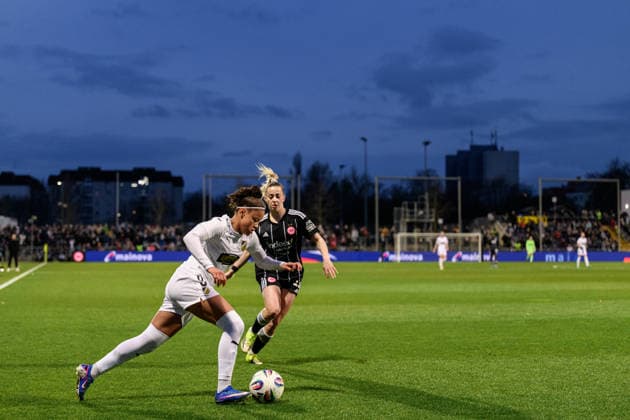 260325 Felicia Schröder of Häcken and Nina Luhrben of Eintracht Frankfurt during the UEFA Women s Europa Cup semifinal between Eintracht Frankfurt and Häcken on March 25, 2026 in Frankfurt. Photo: Mathias Bergeld BILDBYRAN kod MB MB1357 fotboll football soccer fotball europa cup eintracht frankfurt häcken uefa womens europa cup dam bbeng semifinal Copyright: MATHIASxBERGELD BB260325MB038