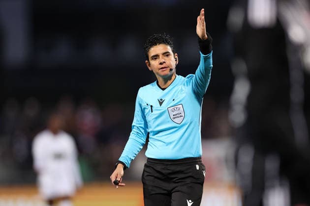 FRANKFURT AM MAIN, DEUTSCHLAND 25.03.2026 Halbfinal-Hinspiel im UEFA Women™s Europa Cup zwischen Eintracht Frankfurt Frauen und BK Haecken FF im Stadion am Brentanobad in Frankfurt am Main v.l., Schiedsrichterin,referee Catarina Campos gibt Anweisungen, gestikuliert, mit den Armen gestikulieren gives instructions, gesticulate. Copyright: JoaquimxFerreira