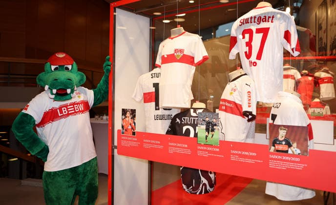25.03.2026, Deutschland, Stuttgart, Fußball VfB Stuttgart Ausstellung Ein Trikot schreibt Geschichte , Maskottchen Fritzle in der Ausstellung *** 25 03 2026, Germany, Stuttgart, Football VfB Stuttgart exhibition A jersey makes history , Mascot Fritzle in the exhibition