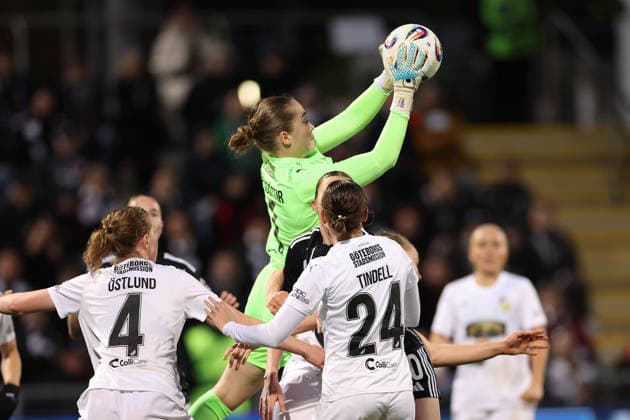 FRANKFURT AM MAIN, DEUTSCHLAND 25.03.2026 Halbfinal-Hinspiel im UEFA Women™s Europa Cup zwischen Eintracht Frankfurt Frauen und BK Haecken FF im Stadion am Brentanobad in Frankfurt am Main v.l., goalkeeper Fanney Birkisdottir (BK Haecken FF) in aktion, in action, , Laura Freigang (Eintracht Frankfurt) Copyright: JoaquimxFerreira