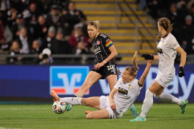 FRANKFURT AM MAIN, DEUTSCHLAND 25.03.2026 Halbfinal-Hinspiel im UEFA Women™s Europa Cup zwischen Eintracht Frankfurt Frauen und BK Haecken FF im Stadion am Brentanobad in Frankfurt am Main v.l., Laura Freigang (Eintracht Frankfurt), Stine Sandbech (BK Haecken FF), Aivi Luik (BK Haecken FF) zweikampf, action, aktion, battles for the Ball Copyright: JoaquimxFerreira
