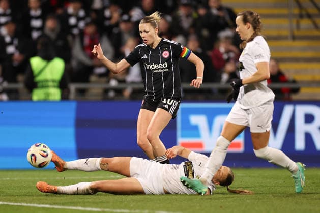 FRANKFURT AM MAIN, DEUTSCHLAND 25.03.2026 Halbfinal-Hinspiel im UEFA Women™s Europa Cup zwischen Eintracht Frankfurt Frauen und BK Haecken FF im Stadion am Brentanobad in Frankfurt am Main v.l., Laura Freigang (Eintracht Frankfurt), Stine Sandbech (BK Haecken FF), Aivi Luik (BK Haecken FF) zweikampf, action, aktion, battles for the Ball Copyright: JoaquimxFerreira