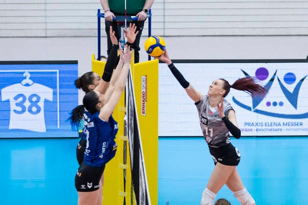 1. Volleyball Bundesliga Frauen Playoffs Viertelfinale: Schwarz-Weiss Erfurt vs. Allianz MTV Stuttgart; Erfurt; 25.03.2026 Isabel KovaÄiÄ‡ ( 11; Schwarz-Weiss Erfurt) gegen Mikala Mogensen ( 16; Allianz MTV Stuttgart) (oben) und Jasmine Gross ( 3; Allianz MTV Stuttgart) (vorne) 1. Volleyball Bundesliga Frauen Playoffs Viertelfinale: Schwarz-Weiss Erfurt vs. Allianz MTV Stuttgart; Riethsporthalle Erfurt; 25.03.2026 Copyright: xBEAUTIFULxSPORTS Duehringx