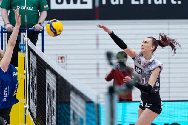 1. Volleyball Bundesliga Frauen Playoffs Viertelfinale: Schwarz-Weiss Erfurt vs. Allianz MTV Stuttgart; Erfurt; 25.03.2026 Isabel KovaÄiÄ‡ ( 11; Schwarz-Weiss Erfurt) gegen Antonia Stautz ( 6; Allianz MTV Stuttgart) 1. Volleyball Bundesliga Frauen Playoffs Viertelfinale: Schwarz-Weiss Erfurt vs. Allianz MTV Stuttgart; Riethsporthalle Erfurt; 25.03.2026 Copyright: xBEAUTIFULxSPORTS Duehringx