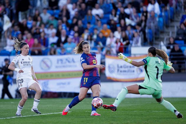 UEFA Women s Champions League - Real Madrid vs Barcelona MADRID, SPAIN -March 25:Alexia Putellas of Barcelona and Misa of Real Madrid in action during the UEFA Women s Champions League quarterfinals First leg match between Real Madrid and Barcelona at Alfredo Di Stefano stadium in Madrid.(Photo by Guillermo Martinez f22photo) Madrid Alfredo Di Stefano Stadium Spain Copyright: xGuillermoxMartinezx
