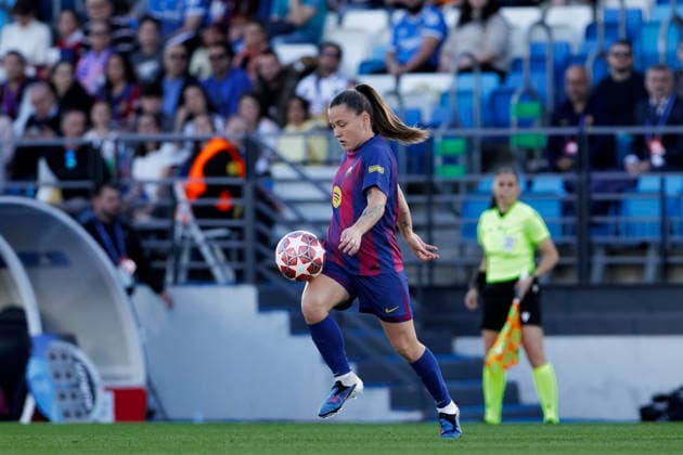 UEFA Women s Champions League - Real Madrid vs Barcelona MADRID, SPAIN -March 25:Claudia Pina of Barcelona controls the ball during the UEFA Women s Champions League quarterfinals First leg match between Real Madrid and Barcelona at Alfredo Di Stefano stadium in Madrid.(Photo by Guillermo Martinez f22photo) Madrid Alfredo Di Stefano Stadium Spain Copyright: xGuillermoxMartinezx