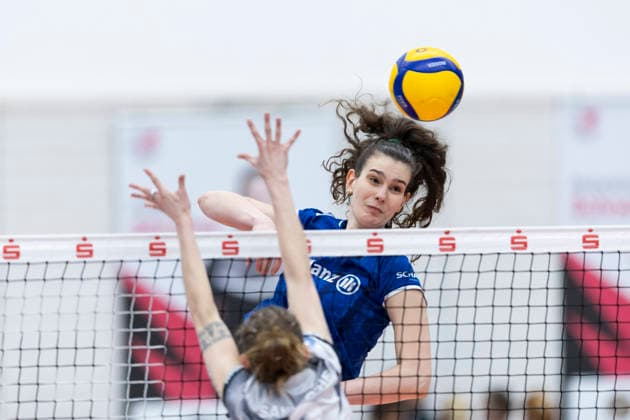 1. Volleyball Bundesliga Frauen Playoffs Viertelfinale: Schwarz-Weiss Erfurt vs. Allianz MTV Stuttgart; Erfurt; 25.03.2026 Lucia Varela ( 12; Allianz MTV Stuttgart) gegen Elizabeth Sandbothe ( 2; Schwarz-Weiss Erfurt) 1. Volleyball Bundesliga Frauen Playoffs Viertelfinale: Schwarz-Weiss Erfurt vs. Allianz MTV Stuttgart; Riethsporthalle Erfurt; 25.03.2026 Copyright: xBEAUTIFULxSPORTS Duehringx