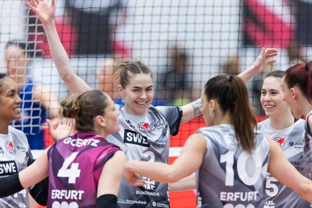 1. Volleyball Bundesliga Frauen Playoffs Viertelfinale: Schwarz-Weiss Erfurt vs. Allianz MTV Stuttgart; Erfurt; 25.03.2026 Jubel, Elizabeth Sandbothe ( 2; Schwarz-Weiss Erfurt) und Mannschaft 1. Volleyball Bundesliga Frauen Playoffs Viertelfinale: Schwarz-Weiss Erfurt vs. Allianz MTV Stuttgart; Riethsporthalle Erfurt; 25.03.2026 Copyright: xBEAUTIFULxSPORTS Duehringx