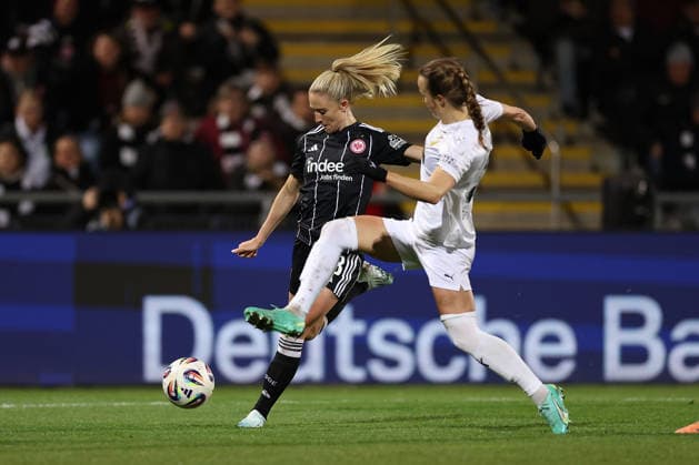 FRANKFURT AM MAIN, DEUTSCHLAND 25.03.2026 Halbfinal-Hinspiel im UEFA Women™s Europa Cup zwischen Eintracht Frankfurt Frauen und BK Haecken FF im Stadion am Brentanobad in Frankfurt am Main v.l., Rebecka Blomqvist (Eintracht Frankfurt), Aivi Luik (BK Haecken FF) zweikampf, action, aktion, battles for the Ball Copyright: JoaquimxFerreira