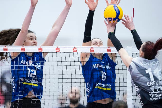 1. Volleyball Bundesliga Frauen Playoffs Viertelfinale: Schwarz-Weiss Erfurt vs. Allianz MTV Stuttgart; Erfurt; 25.03.2026 Isabel KovaÄiÄ‡ ( 11; Schwarz-Weiss Erfurt) gegen Lucia Varela ( 12; Allianz MTV Stuttgart) (links) und Mikala Mogensen ( 16; Allianz MTV Stuttgart) (rechts) 1. Volleyball Bundesliga Frauen Playoffs Viertelfinale: Schwarz-Weiss Erfurt vs. Allianz MTV Stuttgart; Riethsporthalle Erfurt; 25.03.2026 Copyright: xBEAUTIFULxSPORTS Duehringx