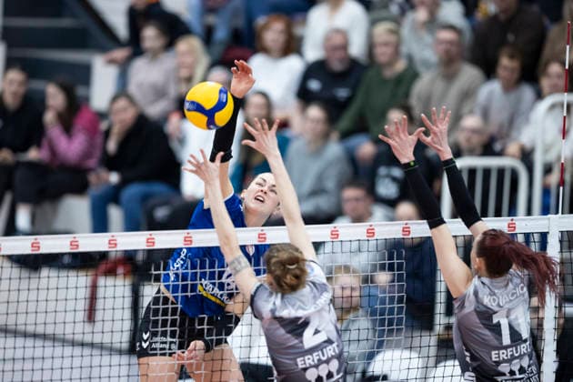 1. Volleyball Bundesliga Frauen Playoffs Viertelfinale: Schwarz-Weiss Erfurt vs. Allianz MTV Stuttgart; Erfurt; 25.03.2026 Mikala Mogensen ( 16; Allianz MTV Stuttgart) gegen Elizabeth Sandbothe ( 2; Schwarz-Weiss Erfurt) (davor) und _E11- (rechts) 1. Volleyball Bundesliga Frauen Playoffs Viertelfinale: Schwarz-Weiss Erfurt vs. Allianz MTV Stuttgart; Riethsporthalle Erfurt; 25.03.2026 Copyright: xBEAUTIFULxSPORTS Duehringx
