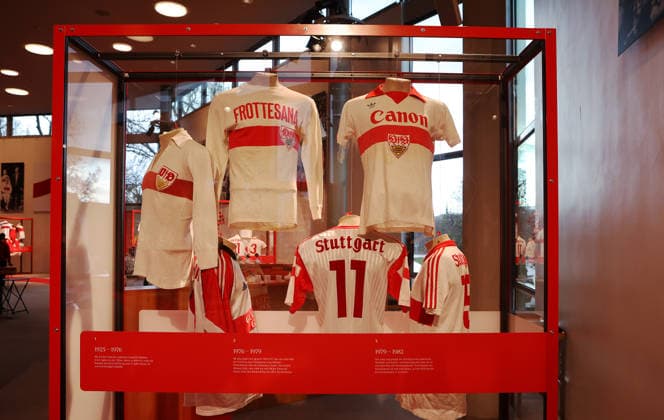 25.03.2026, Deutschland, Stuttgart, Fußball VfB Stuttgart Ausstellung Ein Trikot schreibt Geschichte , Feature Exponate mit Trikots