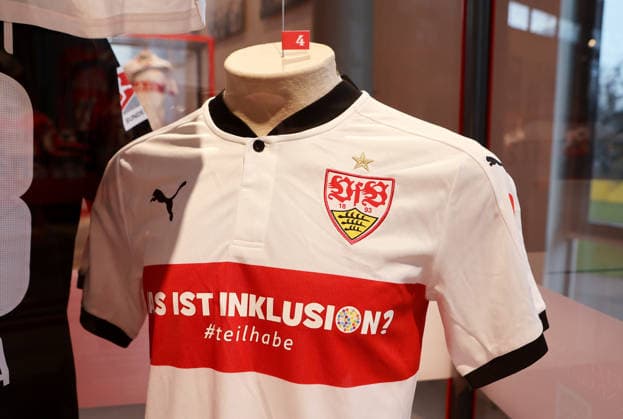 25.03.2026, Deutschland, Stuttgart, Fußball VfB Stuttgart Ausstellung Ein Trikot schreibt Geschichte , Feature Inklusionstrikot