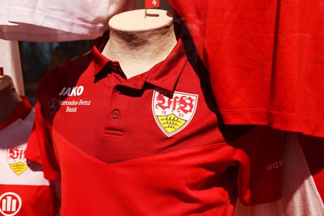 25.03.2026, Deutschland, Stuttgart, Fußball VfB Stuttgart Ausstellung Ein Trikot schreibt Geschichte , Feature Brustring