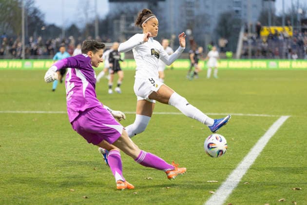 UEFA Womens Europa Cup: Eintracht Frankfurt - BK Häcken, 25.03.2026 Lina Altenburg (Eintracht Frankfurt 12) schießt den ball weg und Felicia Schröder (BK Häcken 9) versucht zu blocken, Eintracht Frankfurt - BK Häcken, Frankfurt, Stadion am Brentanobad, 25.3.2026 Copyright: xBEAUTIFULxSPORTS Gawlikx