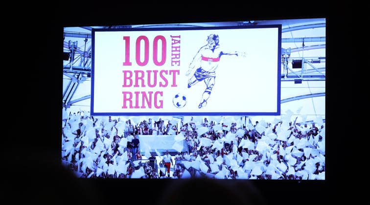 25.03.2026, Deutschland, Stuttgart, Fußball VfB Stuttgart Ausstellung Ein Trikot schreibt Geschichte , Feature Bildschirm 100 Jahre Brustring