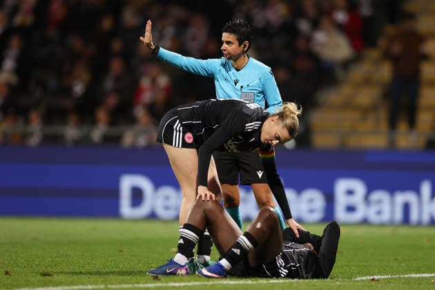 FRANKFURT AM MAIN, DEUTSCHLAND 25.03.2026 Halbfinal-Hinspiel im UEFA Women™s Europa Cup zwischen Eintracht Frankfurt Frauen und BK Haecken FF im Stadion am Brentanobad in Frankfurt am Main v.l., Schiedsrichterin,referee Catarina Campos, Laura Freigang (Eintracht Frankfurt), Nicole Anyomi (Eintracht Frankfurt) am Boden Copyright: JoaquimxFerreira