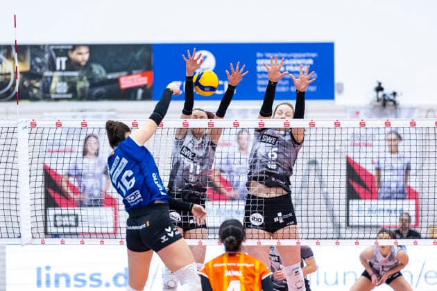 1. Volleyball Bundesliga Frauen Playoffs Viertelfinale: Schwarz-Weiss Erfurt vs. Allianz MTV Stuttgart; Erfurt; 25.03.2026 Mikala Mogensen ( 16; Allianz MTV Stuttgart) gegen Isabel KovaÄiÄ‡ ( 11; Schwarz-Weiss Erfurt) (Bildmitte) und Lena Linke ( 6; Schwarz-Weiss Erfurt) (rechts) 1. Volleyball Bundesliga Frauen Playoffs Viertelfinale: Schwarz-Weiss Erfurt vs. Allianz MTV Stuttgart; Riethsporthalle Erfurt; 25.03.2026 Copyright: xBEAUTIFULxSPORTS Duehringx