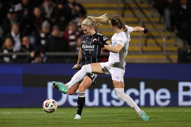 FRANKFURT AM MAIN, DEUTSCHLAND 25.03.2026 Halbfinal-Hinspiel im UEFA Women™s Europa Cup zwischen Eintracht Frankfurt Frauen und BK Haecken FF im Stadion am Brentanobad in Frankfurt am Main v.l., Rebecka Blomqvist (Eintracht Frankfurt), Aivi Luik (BK Haecken FF) zweikampf, action, aktion, battles for the Ball Copyright: JoaquimxFerreira