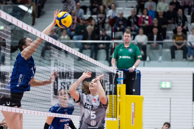 1. Volleyball Bundesliga Frauen Playoffs Viertelfinale: Schwarz-Weiss Erfurt vs. Allianz MTV Stuttgart; Erfurt; 25.03.2026 Emilie Respaut ( 5; Schwarz-Weiss Erfurt) gegen Jasmine Gross ( 3; Allianz MTV Stuttgart) 1. Volleyball Bundesliga Frauen Playoffs Viertelfinale: Schwarz-Weiss Erfurt vs. Allianz MTV Stuttgart; Riethsporthalle Erfurt; 25.03.2026 Copyright: xBEAUTIFULxSPORTS Duehringx