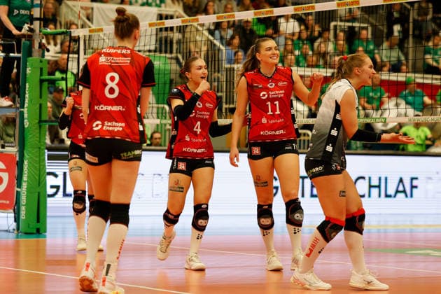 Volleyball I Frauen I Saison 2025-2026 I Bundesliga I Playoff-Viertelfinale 2 I USC Münster - Dresdner SC I 25.03.2026 Jette Kuipers (8, Dresdner SC) Emma Grome (4, Dresdner SC) Amanda Siksna (11, Dresdner SC) Jubeln nach einem Punktgewinn. Münster Sporthalle Berg Fidel Nordrhein-Westfalen Deutschland Copyright: xLobeca CedricxSiefkerx