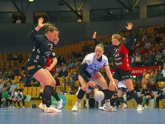 Sport Bilder des Tages Ariane Pfundstein (Oldenburg) zwischen Zoe Stens (Zwickau) und Laura Szabo (Zwickau, rechts) Handball Frauen 1.Bundesliga 2025 26 BSV Sachsen Zwickau - VfL Oldenburg am 25.3.2026 in der Sparkassen-Arena Zwickau BSV Sachsen Zwickau - VfL Oldenburg