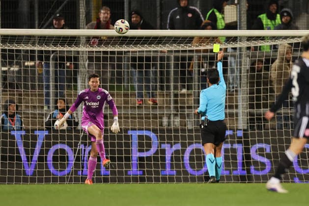FRANKFURT AM MAIN, DEUTSCHLAND 25.03.2026 Halbfinal-Hinspiel im UEFA Women™s Europa Cup zwischen Eintracht Frankfurt Frauen und BK Haecken FF im Stadion am Brentanobad in Frankfurt am Main v.l., goalkeeper Lina Altenburg (Eintracht Frankfurt) kann das 0:2 nicht verhindern und bekommt die gelbe Karte von Schiedsrichterin,referee Catarina Campos Copyright: JoaquimxFerreira