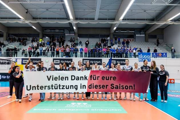 25.03.2026, GER, Volleyball, Frauen, 1.BL, PlayOffs Viertelfinale, Saison 25 26, Schwarz-Weiss Erfurt - Allianz MTV Stuttgart die Mannschaft des Schwarz-Weiss Erfurt bedankt sich bei den Fans für die Unterstützung in der Saison 25 26 99089 Erfurt Sporthalle Sportanlage Rieths Thüringen Deutschland