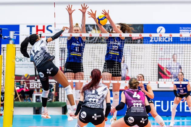 25.03.2026, GER, Volleyball, Frauen, 1.BL, PlayOffs Viertelfinale, Saison 25 26, Schwarz-Weiss Erfurt - Allianz MTV Stuttgart Alianza Darley (Schwarz-Weiss Erfurt), Pauline Martin (Allianz MTV Stuttgart), Lucia Varela Gomez (Allianz MTV Stuttgart) 99089 Erfurt Sporthalle Sportanlage Rieths Thüringen Deutschland