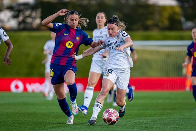 Real Madrid CF v FC Barcelona, Barca - UEFA Women s Champions League 2025 26 Quarter-finals First Leg Eva Navarro of Real Madrid CF (R) is in action with the ball defended by Clara Serrajordi of FC Barcelona (L) during the UEFA Women s Champions League 2025 26 Quarter-finals First Leg match between Real Madrid CF and FC Barcelona at Estadio Alfredo Di Stefano on March 25, 2026 in Madrid, Spain. Valdebebas Estadio Alfredo Di Stefano Madrid Spain Copyright: xAlbertoxGardinx AGardin_20260325_W_Champ_Rea_Mad_Bar_0753
