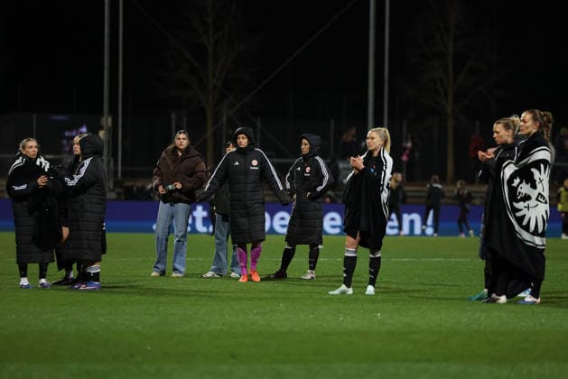 FRANKFURT AM MAIN, DEUTSCHLAND 25.03.2026 Halbfinal-Hinspiel im UEFA Women™s Europa Cup zwischen Eintracht Frankfurt Frauen und BK Haecken FF im Stadion am Brentanobad in Frankfurt am Main v.l., die Mannschaft von Eintracht Frankfurt bedankt sich bei den Fans, bedanken, Dank. Mannschaft nach dem Spiel, after the match bedankt sich bei den Fans, applauds the fans, enttaeuscht, enttaeuscht schauend, dissapointed, traurig, frustiert, frust, gefrustet Copyright: JoaquimxFerreira