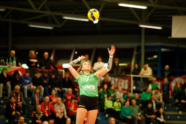 Volleyball I Frauen I Saison 2025-2026 I Bundesliga I Playoff-Viertelfinale 2 I USC Münster - Dresdner SC I 25.03.2026 Elena Kömmling (7, USC Münster) Springt hoch und macht einen Aufschlag. Münster Sporthalle Berg Fidel Nordrhein-Westfalen Deutschland Copyright: xLobeca CedricxSiefkerx
