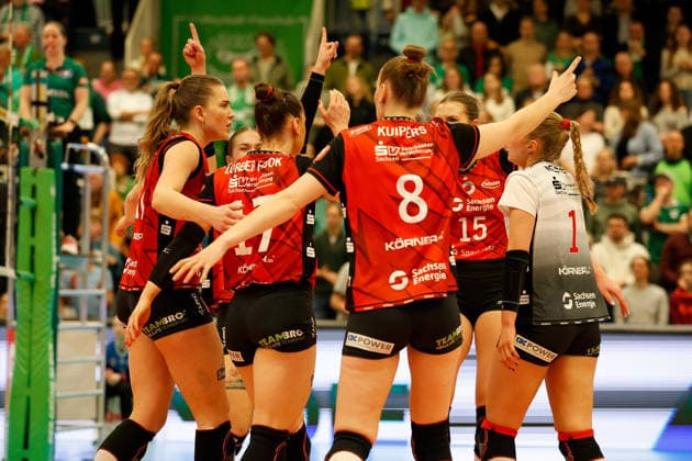 Volleyball I Frauen I Saison 2025-2026 I Bundesliga I Playoff-Viertelfinale 2 I USC Münster - Dresdner SC I 25.03.2026 Amanda Siksna (11, Dresdner SC) Lorena Lorber Fijok (17, Dresdner SC) Jette Kuipers (8, Dresdner SC) Patricia Nestler (1, Dresdner SC) Marta Kamelija Levinska (15, Dresdner SC) Jubeln nach einem Punkt und sprechen sich für den nächsten Punkt zusammen ab. Münster Sporthalle Berg Fidel Nordrhein-Westfalen Deutschland Copyright: xLobeca CedricxSiefkerx