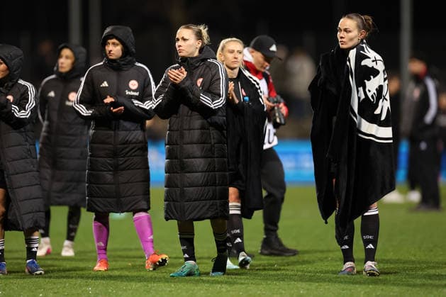 FRANKFURT AM MAIN, DEUTSCHLAND 25.03.2026 Halbfinal-Hinspiel im UEFA Women™s Europa Cup zwischen Eintracht Frankfurt Frauen und BK Haecken FF im Stadion am Brentanobad in Frankfurt am Main v.l., goalkeeper Lina Altenburg (Eintracht Frankfurt), Laura Freigang (Eintracht Frankfurt), GÃ raldine Reuteler (Eintracht Frankfurt) bedankt sich bei den Fans, bedanken, Dank. Mannschaft nach dem Spiel, after the match bedankt sich bei den Fans, applauds the fans enttaeuscht, enttaeuscht schauend, dissapointed, traurig, frustiert, frust, gefrustet Copyright: JoaquimxFerreira