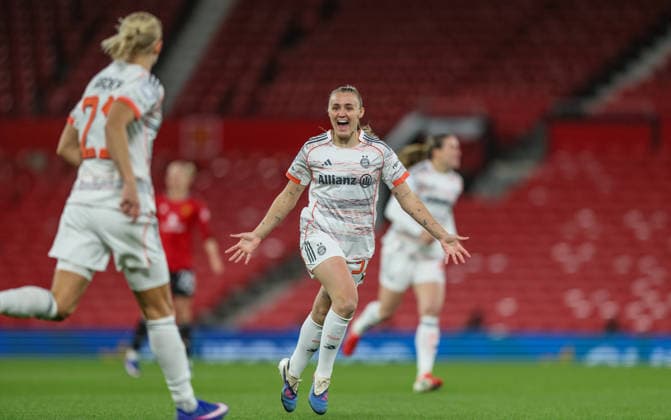 GBR, Manchester, Manchester United, ManU vs Bayern München, Women s Champions League, Fussball, UEFA, Spielzeit 2025 2026, Old Trafford, Viertelfinale, Hinspiel im Bild: Pernille Harder (Bayern München 21), 1:0, Tor, Freude, Jubel und Emotion, Georgia Stanway (Bayern München 31) DFB DFL REGULATIONS PROHIBIT ANY USE OF PHOTOGRAPHS AS IMAGE SEQUENCES AND OR QUASI-VIDEO, 25.03.2026 Copyright: HMBxMedia HendrikxHamelau