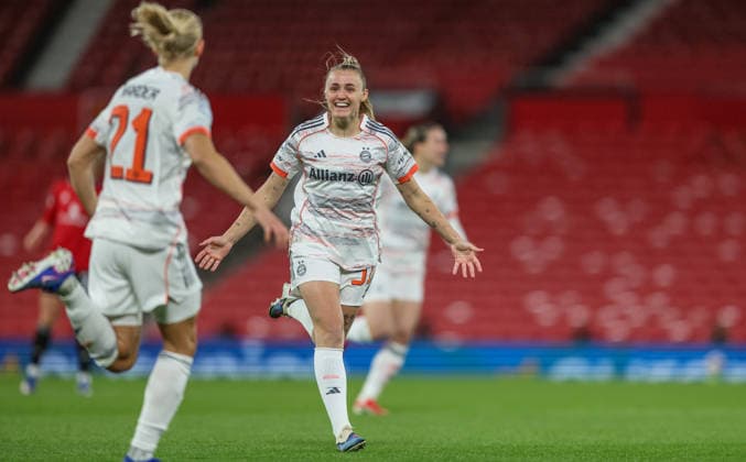 GBR, Manchester, Manchester United, ManU vs Bayern München, Women s Champions League, Fussball, UEFA, Spielzeit 2025 2026, Old Trafford, Viertelfinale, Hinspiel im Bild: Pernille Harder (Bayern München 21), 1:0, Tor, Freude, Jubel und Emotion, Georgia Stanway (Bayern München 31) DFB DFL REGULATIONS PROHIBIT ANY USE OF PHOTOGRAPHS AS IMAGE SEQUENCES AND OR QUASI-VIDEO, 25.03.2026 Copyright: HMBxMedia HendrikxHamelau