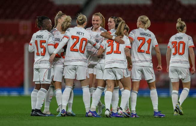 GBR, Manchester, Manchester United, ManU vs Bayern München, Women s Champions League, Fussball, UEFA, Spielzeit 2025 2026, Old Trafford, Viertelfinale, Hinspiel im Bild: Pernille Harder (Bayern München 21), 1:0, Tor, Freude, Jubel und Emotion DFB DFL REGULATIONS PROHIBIT ANY USE OF PHOTOGRAPHS AS IMAGE SEQUENCES AND OR QUASI-VIDEO, 25.03.2026 Copyright: HMBxMedia HendrikxHamelau