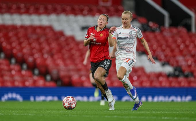 GBR, Manchester, Manchester United, ManU vs Bayern München, Women s Champions League, Fussball, UEFA, Spielzeit 2025 2026, Old Trafford, Viertelfinale, Hinspiel im Bild v.l.: Maya Le Tissier (Manchester United Frauen 4), Pernille Harder (Bayern München 21), auf dem Weg zum Tor DFB DFL REGULATIONS PROHIBIT ANY USE OF PHOTOGRAPHS AS IMAGE SEQUENCES AND OR QUASI-VIDEO, 25.03.2026 Copyright: HMBxMedia HendrikxHamelau