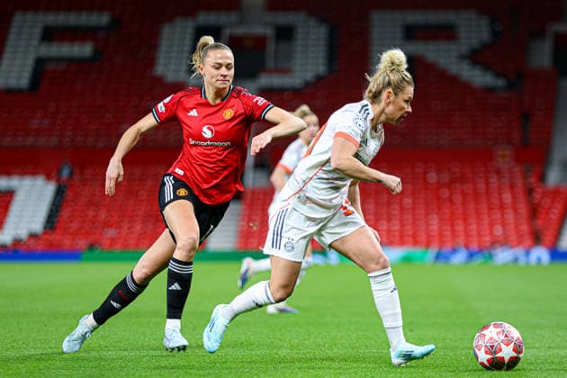 MANCHESTER, ENGLAND - March 25: Linda Dallmann of Bayern Munich on the ball during the UEFA Womens Champions League match between Manchester United, ManU and Bayern Munich at Old Trafford in Manchester, England Copyright: xNataliexMincher SPPx Sportspressphoto_SPR117994