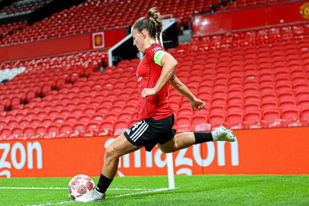 MANCHESTER, ENGLAND - March 25: Maya Le Tissier of Manchester United, ManU takes a corner during the UEFA Womens Champions League match between Manchester United and Bayern Munich at Old Trafford in Manchester, England Copyright: xNataliexMincher SPPx Sportspressphoto_SPR118001