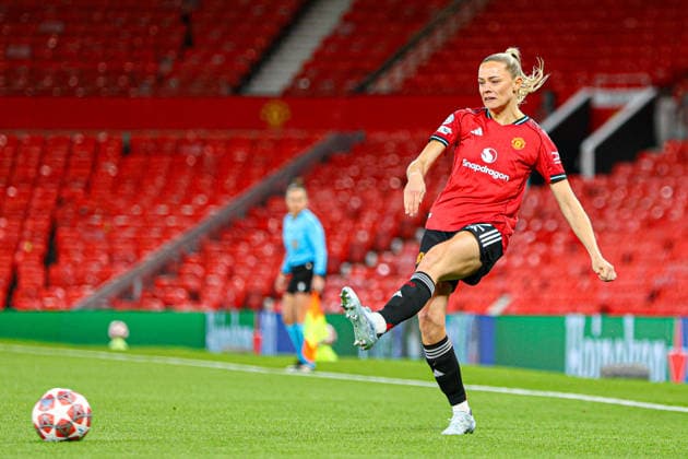 MANCHESTER, ENGLAND - March 25: Fridolina Rolfo of Manchester United, ManU passes the ball during the UEFA Womens Champions League match between Manchester United and Bayern Munich at Old Trafford in Manchester, England Copyright: xNataliexMincher SPPx Sportspressphoto_SPR118021