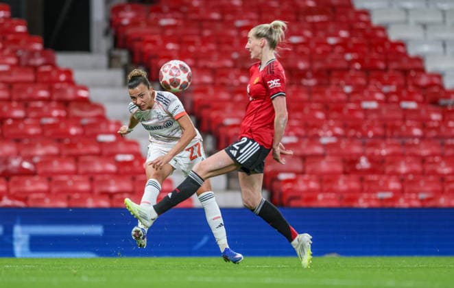 GBR, Manchester, Manchester United, ManU vs Bayern München, Women s Champions League, Fussball, UEFA, Spielzeit 2025 2026, Old Trafford, Viertelfinale, Hinspiel im Bild v.l.: Arianna Caruso (Bayern München 27), Fridolina Rölfo (Manchester United) DFB DFL REGULATIONS PROHIBIT ANY USE OF PHOTOGRAPHS AS IMAGE SEQUENCES AND OR QUASI-VIDEO, 25.03.2026 Copyright: HMBxMedia HendrikxHamelau